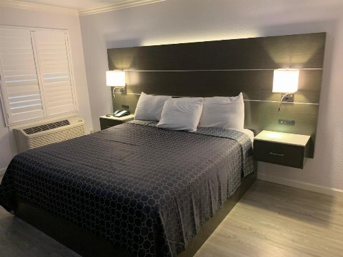 Mirage Inn & Suites - image 19