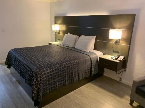 Mirage Inn & Suites - image 2