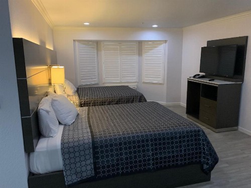 Mirage Inn & Suites - image 23