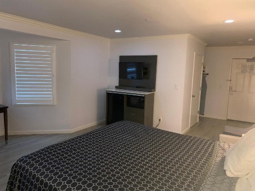 Mirage Inn & Suites - image 3