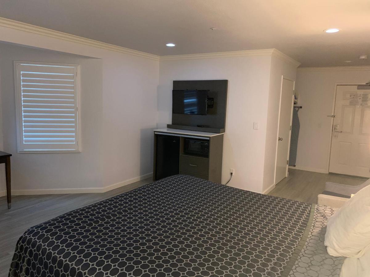 Mirage Inn & Suites - image 3