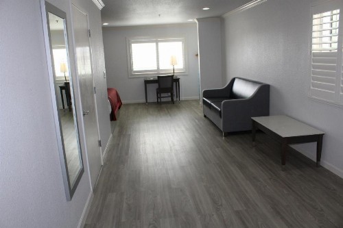 Mirage Inn & Suites - image 6