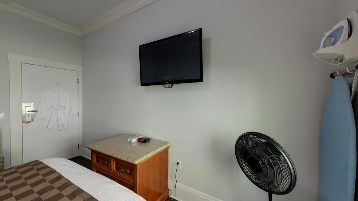 Warfield Hotel - image 3
