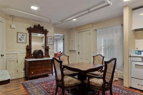 Chateau Tivoli Bed and Breakfast - image 10