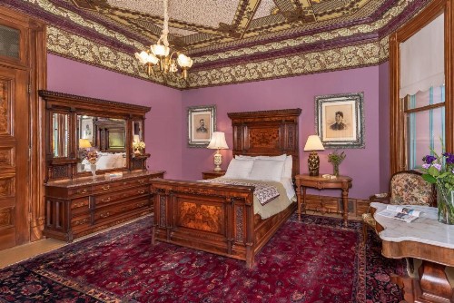 Chateau Tivoli Bed and Breakfast - image 11