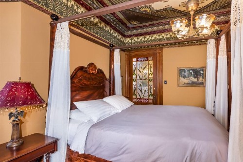 Chateau Tivoli Bed and Breakfast - image 12
