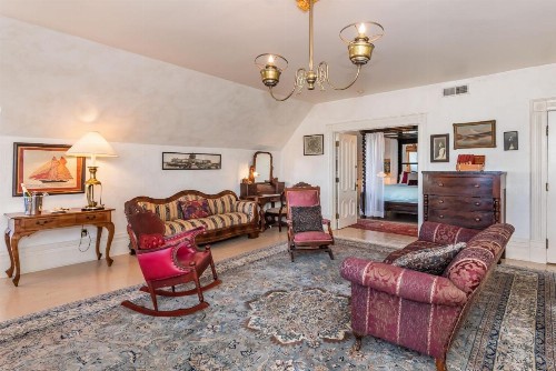 Chateau Tivoli Bed and Breakfast - image 2