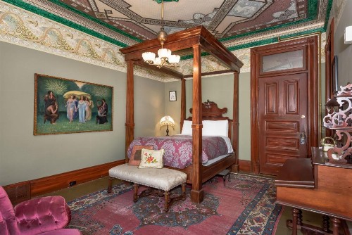 Chateau Tivoli Bed and Breakfast - image 7