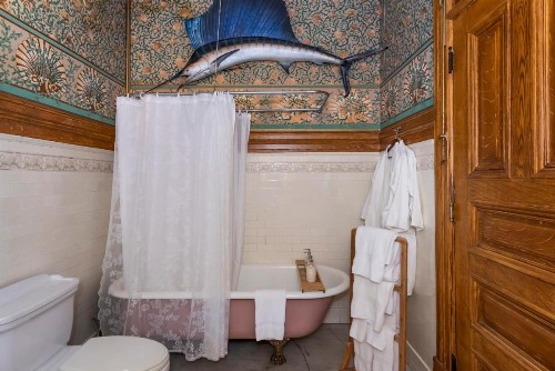 Chateau Tivoli Bed and Breakfast - image 8