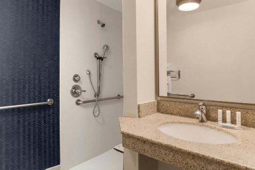 Fairfield Inn and Suites by Marriott San Jose Airport - image 14