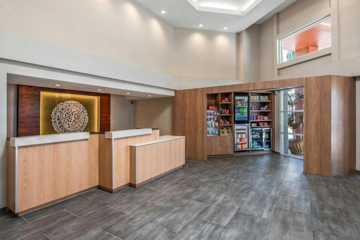 Fairfield Inn and Suites by Marriott San Jose Airport - image 2
