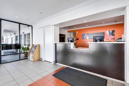 Motel 6-San Jose CA - Convention Center - image 3