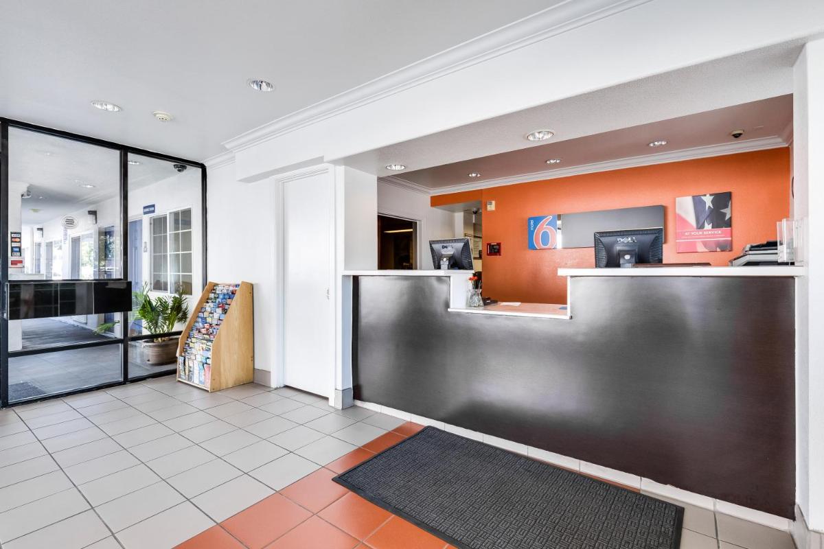 Motel 6-San Jose CA - Convention Center - image 3