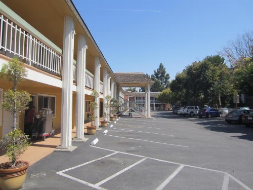 Caravelle Inn & Suites - image 1