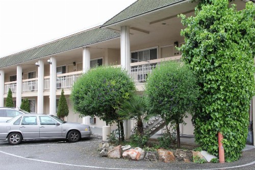 Caravelle Inn & Suites - image 3