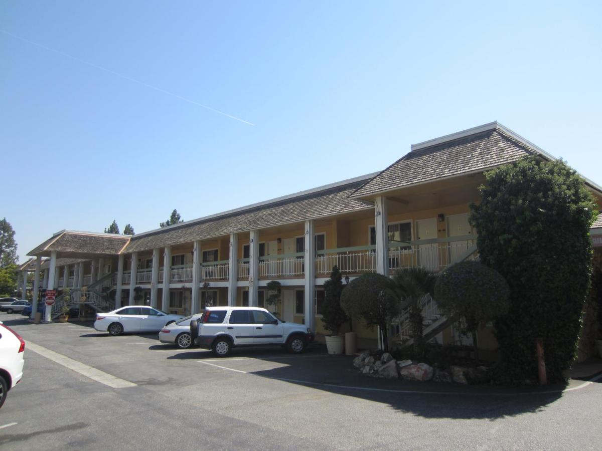 Caravelle Inn & Suites - image 5