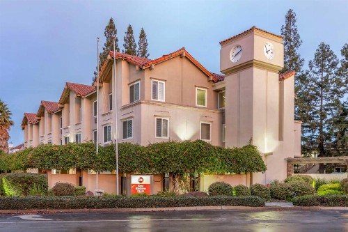 Best Western Plus Airport Plaza - image 10