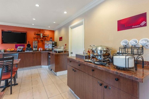 Best Western Plus Airport Plaza - image 15
