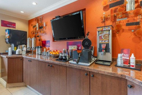 Best Western Plus Airport Plaza - image 16