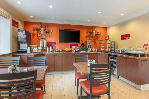 Best Western Plus Airport Plaza - image 17