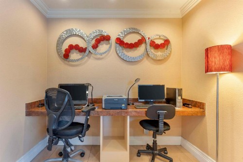 Best Western Plus Airport Plaza - image 18