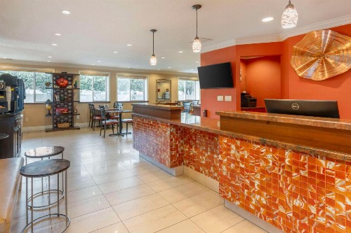 Best Western Plus Airport Plaza - image 2