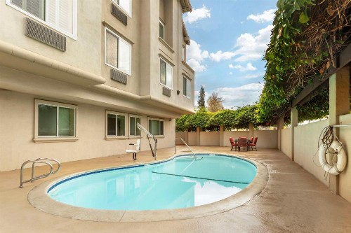 Best Western Plus Airport Plaza - image 3