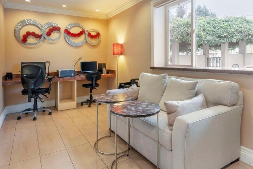 Best Western Plus Airport Plaza - image 7