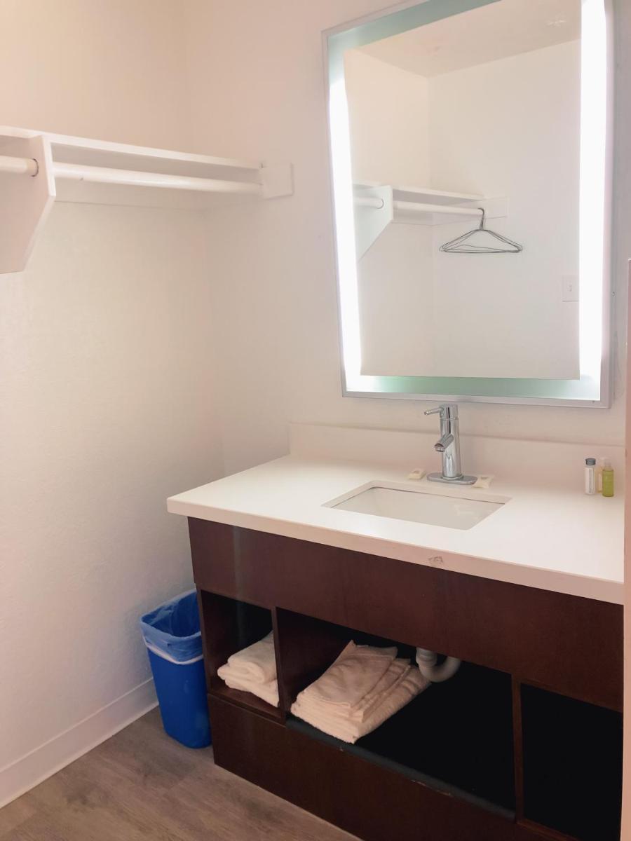 EZ 8 Motel San Jose II - image 6