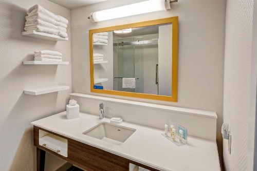 Hampton Inn & Suites San Jose Airport - image 2