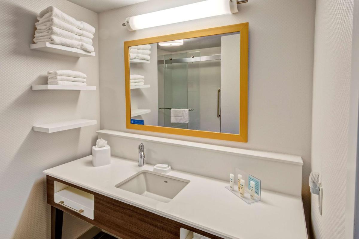 Hampton Inn & Suites San Jose Airport - image 2