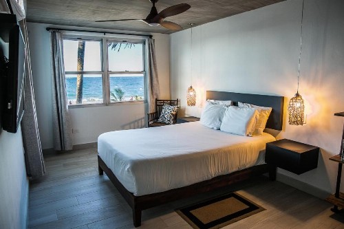 Numero Uno Beach House - image 8
