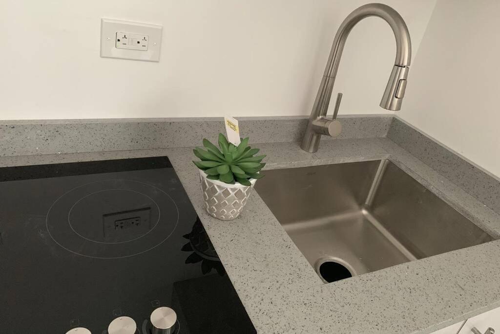 Isla Verde Oasis PH with Private Terrace KingBed WiFi Pk - image 7
