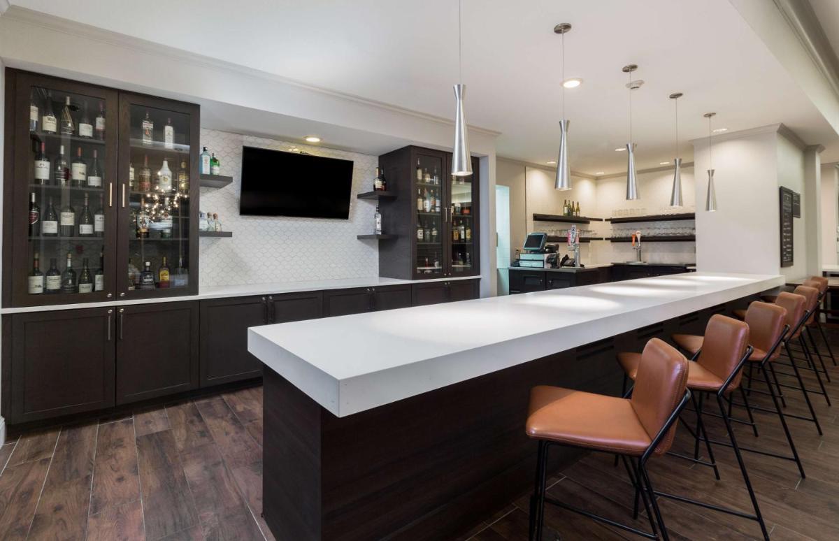 Hilton Garden Inn Oakland/San Leandro - image 2