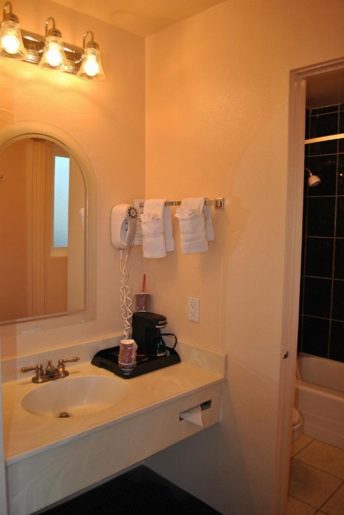 Budget Inn - image 23