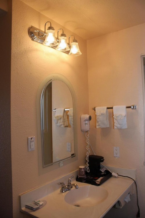 Budget Inn - image 9