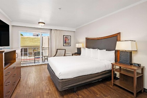 Best Western Plus Royal Oak Hotel - image 12
