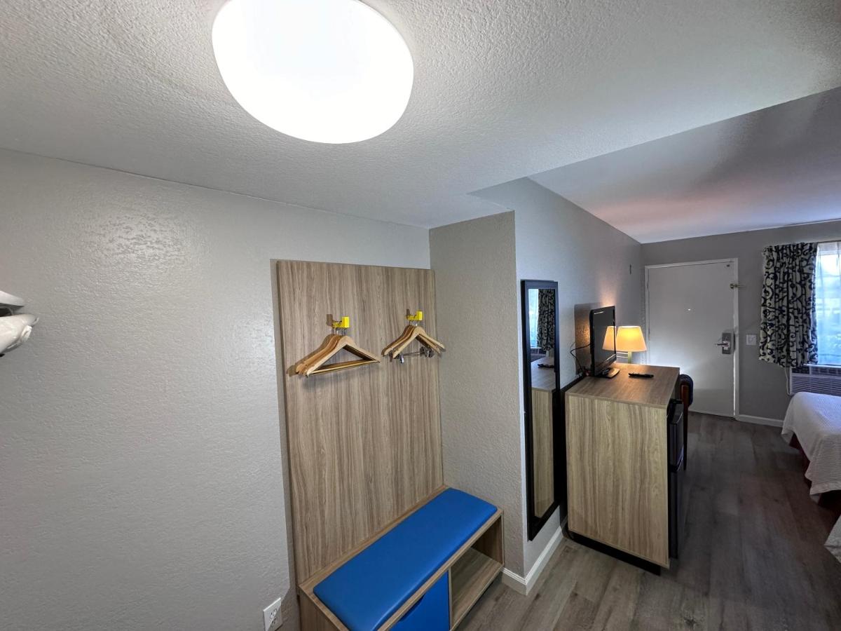 Days Inn by Wyndham San Marcos - image 3
