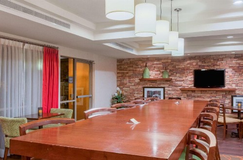 Hampton Inn San Marcos - image 12