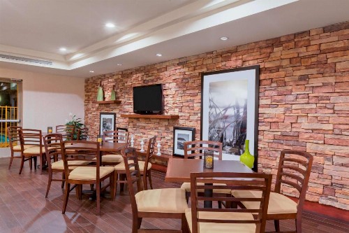Hampton Inn San Marcos - image 13