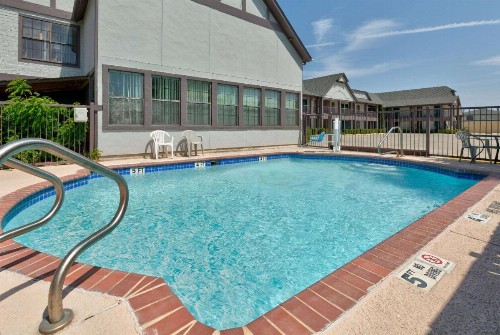 Howard Johnson by Wyndham San Marcos - image 10