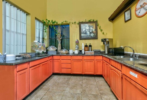 Howard Johnson by Wyndham San Marcos - image 12