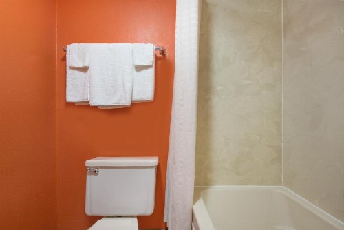 Howard Johnson by Wyndham San Marcos - image 13