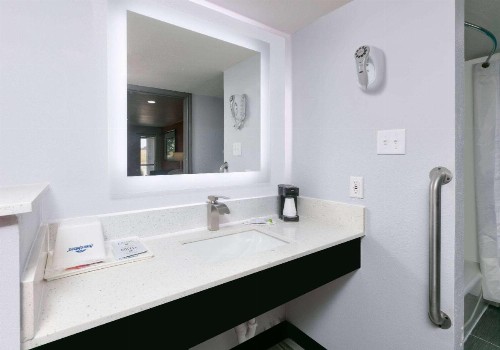 Howard Johnson by Wyndham San Marcos - image 14
