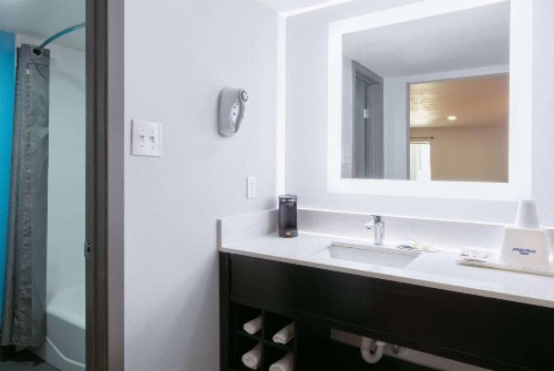 Howard Johnson by Wyndham San Marcos - image 17