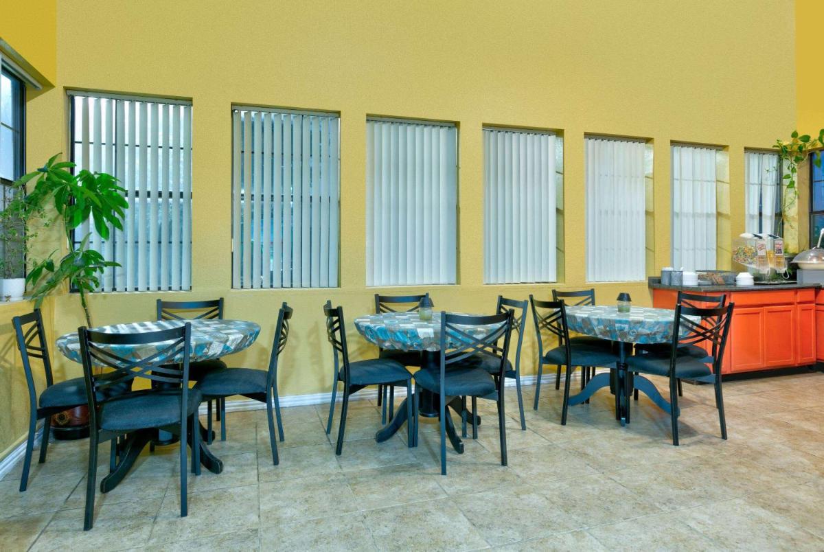 Howard Johnson by Wyndham San Marcos - image 2