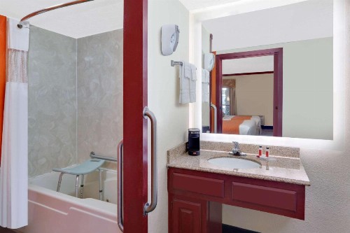 Howard Johnson by Wyndham San Marcos - image 21