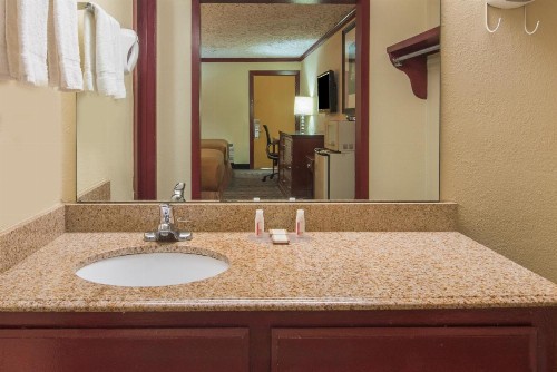 Howard Johnson by Wyndham San Marcos - image 26