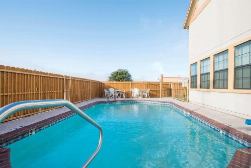 Howard Johnson by Wyndham San Marcos - image 30