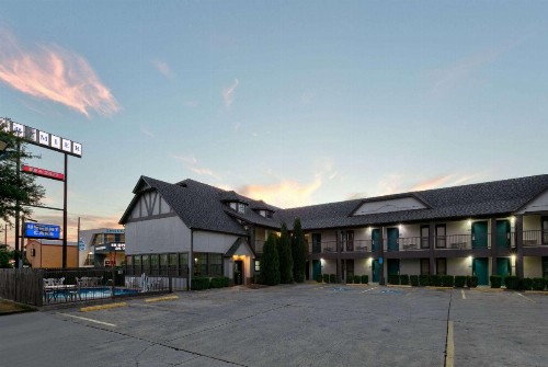 Howard Johnson by Wyndham San Marcos - image 40